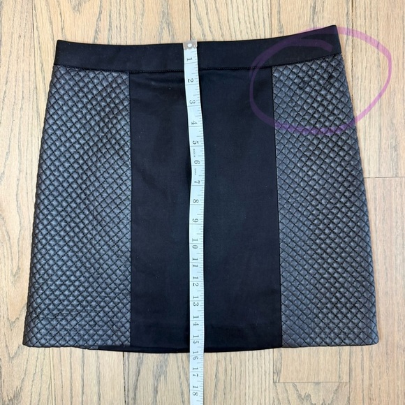 Club Monaco Women’s Black Quilted Panel Mini Zipper Back Skirt Size 0 - Picture 4 of 14